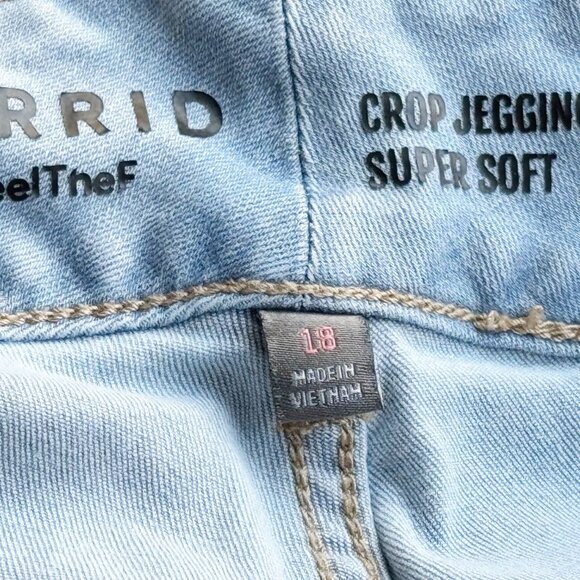 Torrid Super Soft Crop Jegging Capris Light Wash Distressed Denim sz(18) - Picture 7 of 8